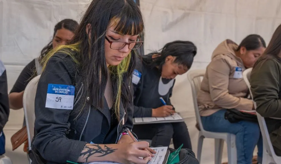 Beneficiarios de Jóvenes a la E y Talento Capital tendrán acceso directo a vacantes de empleo Los jóvenes egresados de los programas Jóvenes a la E y Talento Capital de la Agencia Atenea tendrán acceso directo al mercado laboral a través del festival "Conéctate con el Empleo".