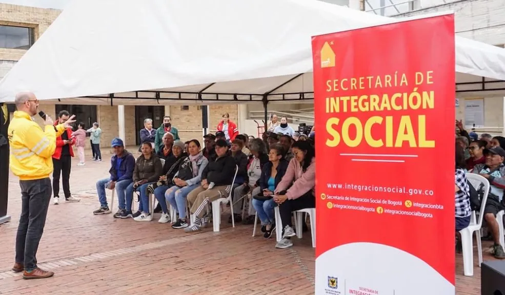 Hogares pobres y vulnerables recibirán internet gratis por parte del Distrito El Distrito busca reducir la brecha digital y aliviar el bolsillo de miles de familias con el lanzamiento de 'Conexión Social, Bogotá te Conecta', un programa que promete llevar internet fijo gratuito a 100.000 hogares en condición de pobreza y vulnerabilidad.
