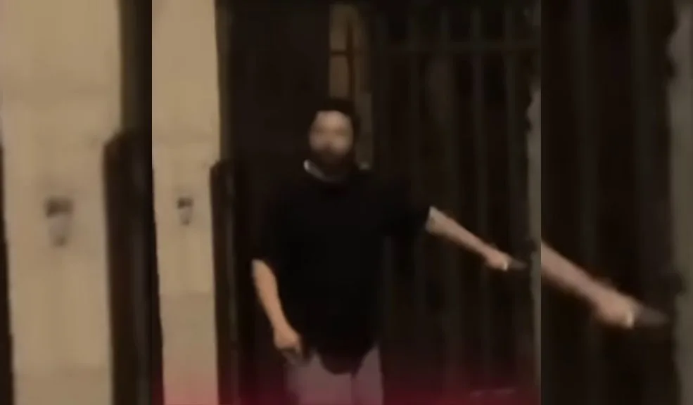 Comunidad en Usaquén denuncian amenazas por un hombre armado en Parques de Capri Ciudadanos del sector del Parque de Capri, en Usaquén, denunciaron haber sido perseguidos y amenazados por un sujeto con un cuchillo por sacar a sus mascotas.