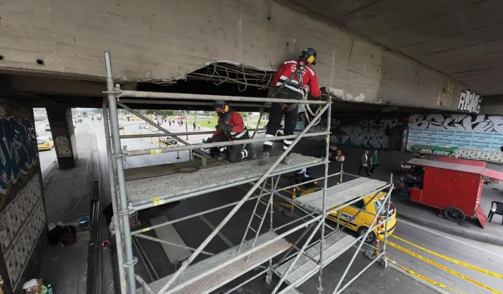 IDU aclara por qué hay cierre en la NQS con 19 Tras el reporte de las afectaciones en la movilidad sobre la NQS, el IDU aclaró que las obras se realizan por motivos de seguridad para los bogotanos que transitan a diario por este sector, ya que unas vigas del puente vehicular fueron dañadas por un camión de carga que superaba la altura permitida.
