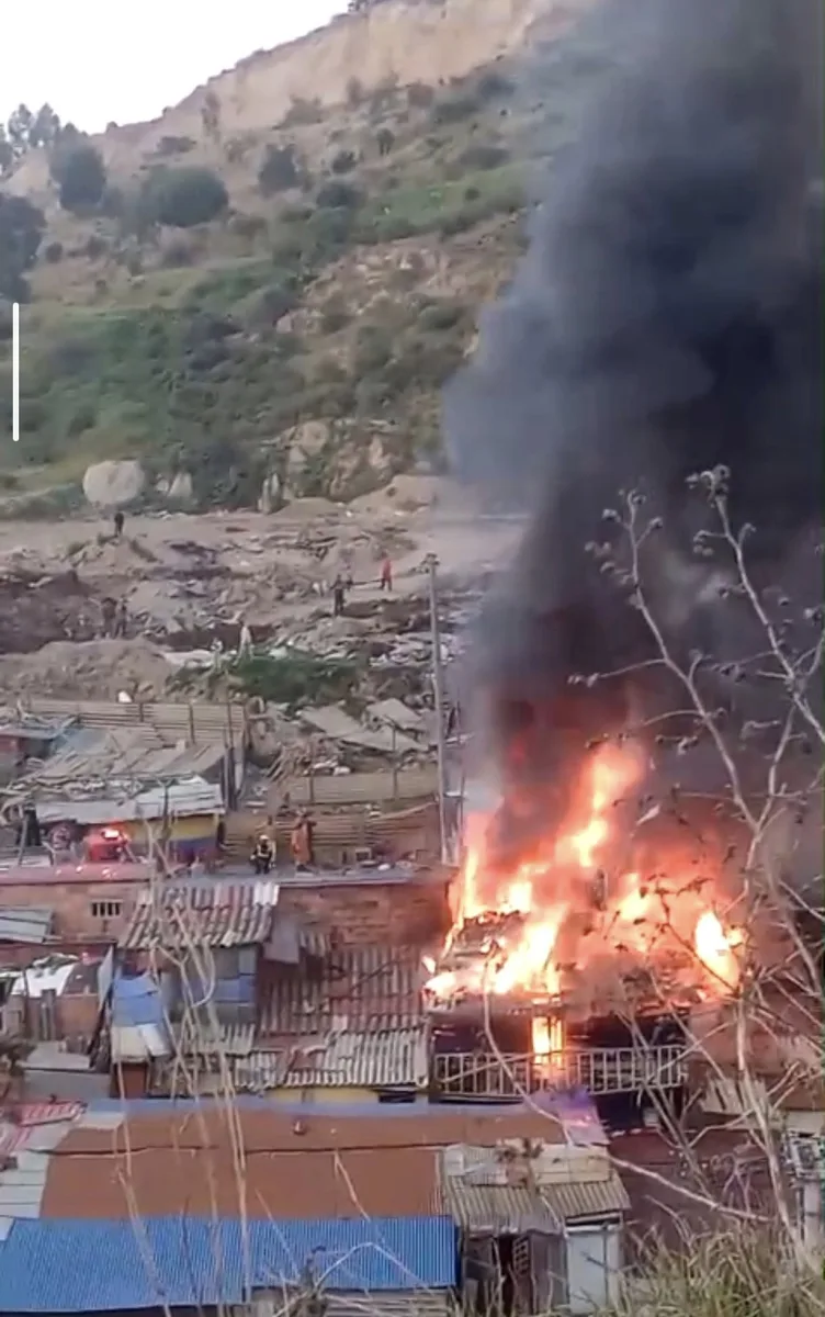 Incendio en Soacha dejó cinco viviendas consumidas y 15 personas damnificadas 1 Incendio en Soacha dejó cinco viviendas consumidas y 15 personas damnificadas