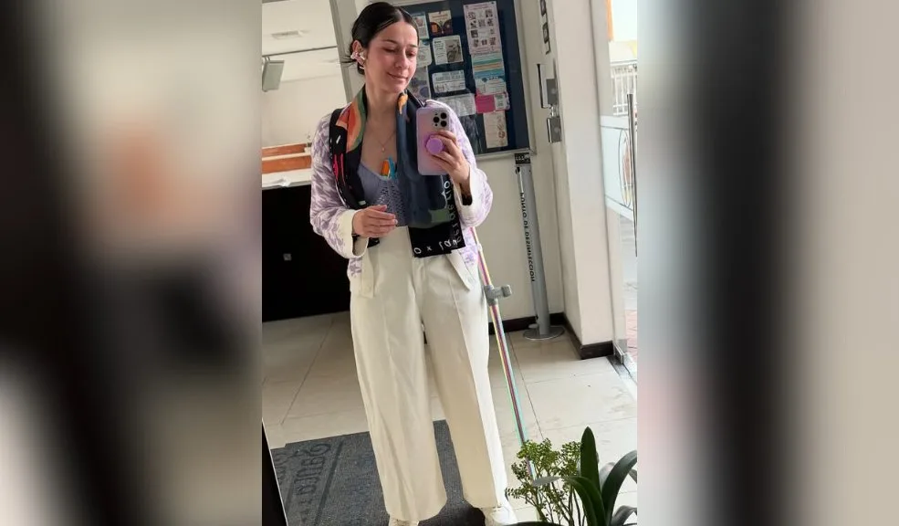 Joven con cáncer pidió que en su velorio llevaran comida para fundaciones de animalitos en vez de flores Ángela Mariño, una joven que luchó contra el cáncer y la discapacidad durante 24 años, se despidió de este plano terrenal no sin antes dejar un conmovedor mensaje que refleja su amor y compromiso por los animales. Antes de acceder a su derecho a la eutanasia, expresó un último deseo: que en su velorio no llevaran flores, sino comida para fundaciones de animalitos, con la esperanza de seguir ayudando a salvar vidas incluso después de partir.