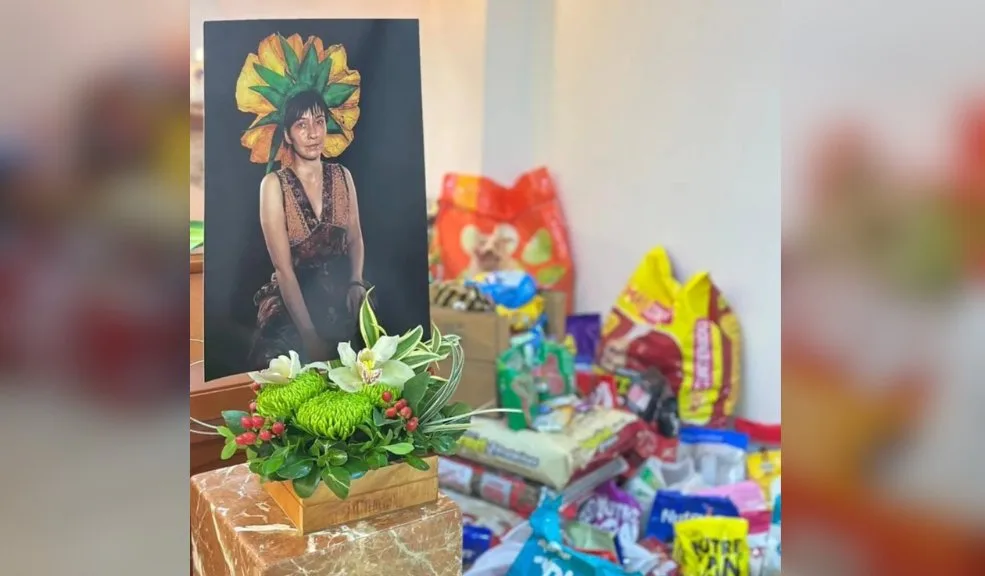 Joven con cáncer pidió que en su velorio llevaran comida para fundaciones de animalitos en vez de flores Ángela Mariño, una joven que luchó contra el cáncer y la discapacidad durante 24 años, se despidió de este plano terrenal no sin antes dejar un conmovedor mensaje que refleja su amor y compromiso por los animales. Antes de acceder a su derecho a la eutanasia, expresó un último deseo: que en su velorio no llevaran flores, sino comida para fundaciones de animalitos, con la esperanza de seguir ayudando a salvar vidas incluso después de partir.