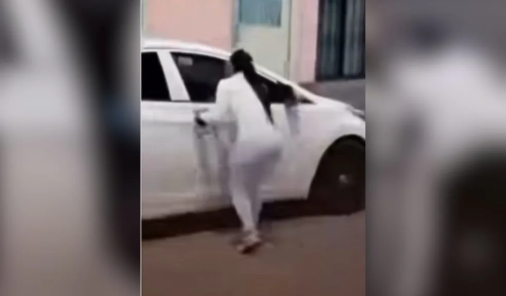 EN VIDEO: joven descubre a su pareja besándose con el conductor de plataforma 1 EN VIDEO: joven descubre a su pareja besándose con el conductor de plataforma Capturada en video: Joven pilló a su novia engañándolo con un conductor de plataforma. La mujer, que supuestamente se dirigía al gimnasio, fue grabada por su pareja. Al ser descubierta, le pidió disculpas inmediatamente.