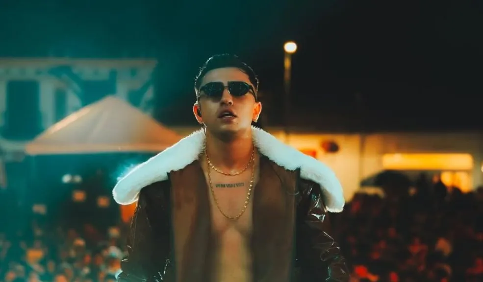 Kash, el bogotano que la rompe en el género urbano: le abrirá el concierto a J Balvin De Bogotá para el mundo: Kash, el artista que le abrirá el concierto a J Balvin. En exclusiva, Q'HUBO habló con el talentoso urbano bogotano, quien acaba de lanzar su nuevo sencillo, 'No alumbra', antes de su gran noche en El Campín el 13 de diciembre.