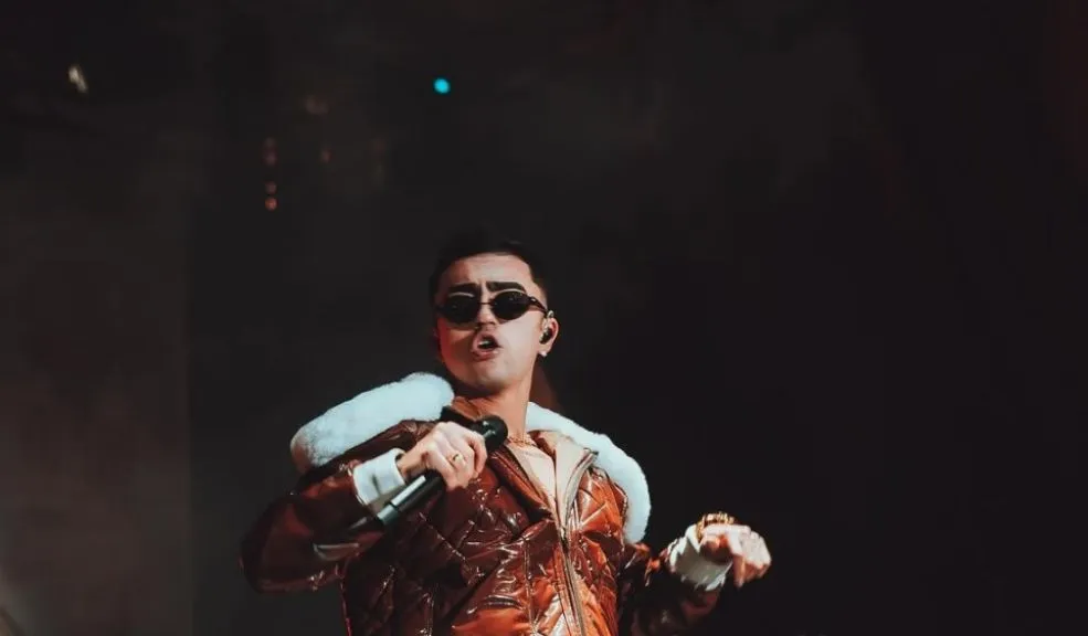 Kash, el bogotano que la rompe en el género urbano: le abrirá el concierto a J Balvin 1 Kash, el bogotano que la rompe en el género urbano: le abrirá el concierto a J Balvin De Bogotá para el mundo: Kash, el artista que le abrirá el concierto a J Balvin. En exclusiva, Q'HUBO habló con el talentoso urbano bogotano, quien acaba de lanzar su nuevo sencillo, 'No alumbra', antes de su gran noche en El Campín el 13 de diciembre.