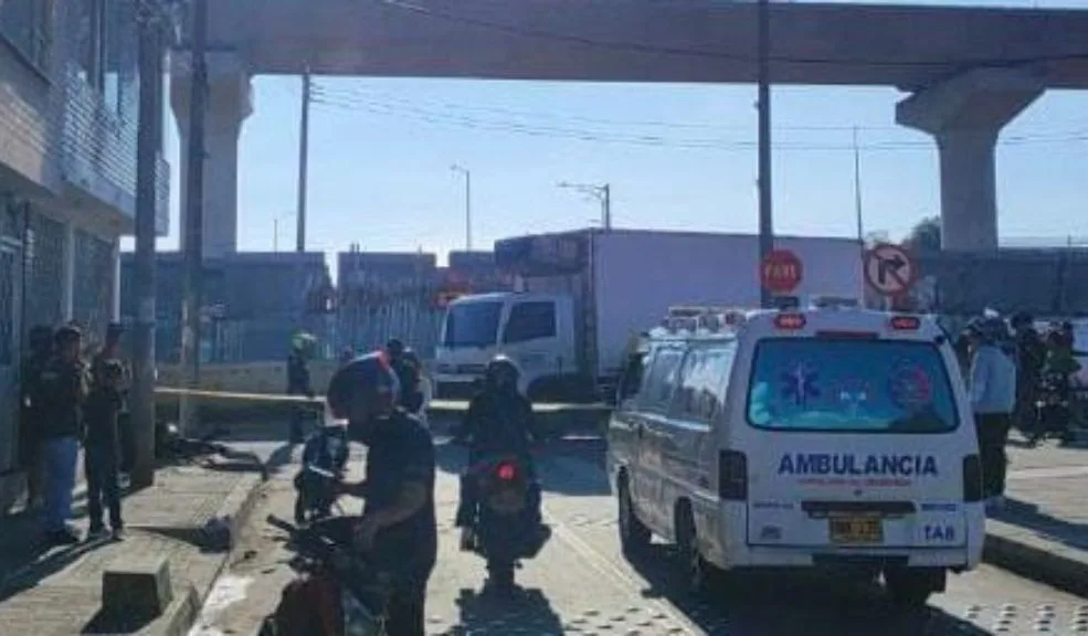 Kennedy: motociclista muere tras brutal choque en la Av. Villavicencio En la localidad de Kennedy se registró un siniestro vial con fatalidad durante la tarde de este lunes, luego de que un motociclista chocara violentamente contra un camión en la avenida Villavicencio, a la altura del Portal de las Américas.