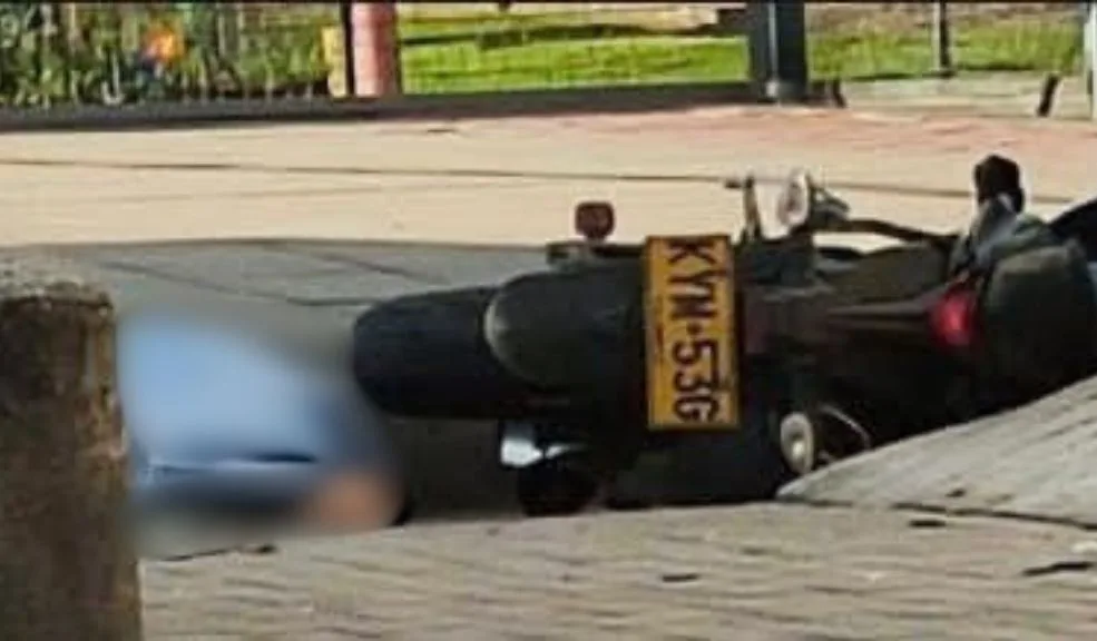Kennedy: motociclista muere tras brutal choque en la Av. Villavicencio En la localidad de Kennedy se registró un siniestro vial con fatalidad durante la tarde de este lunes, luego de que un motociclista chocara violentamente contra un camión en la avenida Villavicencio, a la altura del Portal de las Américas.