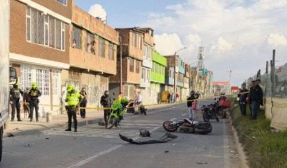 Kennedy: motociclista muere tras brutal choque en la Av. Villavicencio En la localidad de Kennedy se registró un siniestro vial con fatalidad durante la tarde de este lunes, luego de que un motociclista chocara violentamente contra un camión en la avenida Villavicencio, a la altura del Portal de las Américas.