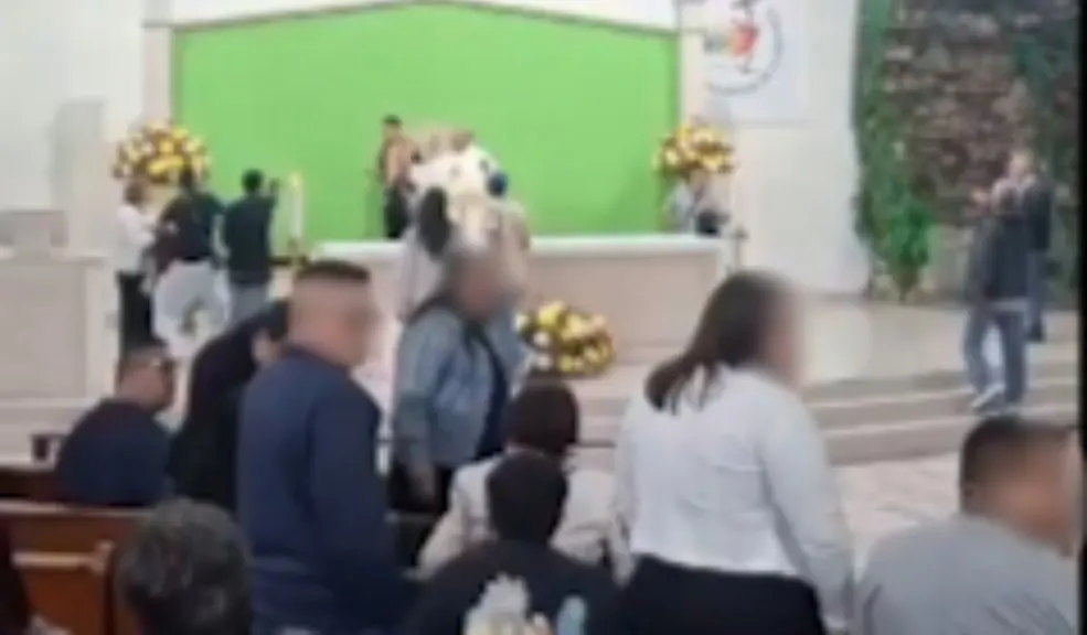 En Kennedy: jóvenes con cuchillo irrumpieron en una iglesia en plena misa 2 En Kennedy: jóvenes con cuchillo irrumpieron en una iglesia en plena misa Cinco jóvenes armados con cuchillos irrumpieron en una misa en una parroquia del barrio Timiza, Kennedy.