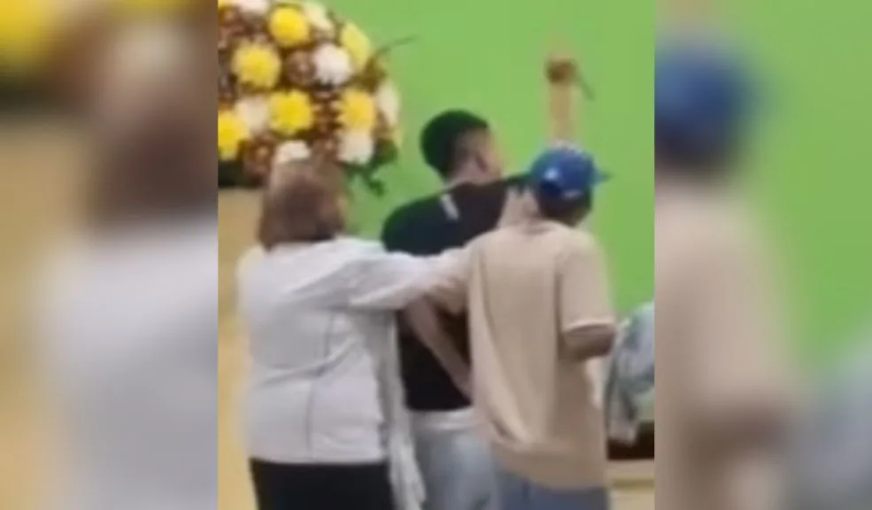 En Kennedy: jóvenes con cuchillo irrumpieron en una iglesia en plena misa 1 En Kennedy: jóvenes con cuchillo irrumpieron en una iglesia en plena misa Cinco jóvenes armados con cuchillos irrumpieron en una misa en una parroquia del barrio Timiza, Kennedy.