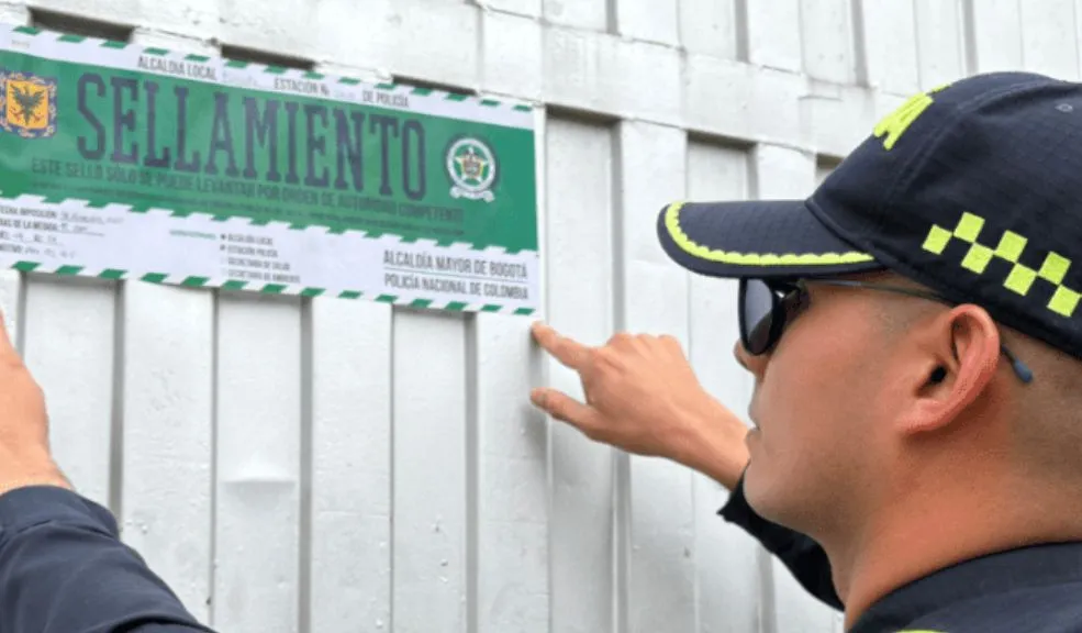 Kennedy: sellan planta que procesaba residuos cárnicos tras denuncias por fuertes olores 10 Kennedy: sellan planta que procesaba residuos cárnicos tras denuncias por fuertes olores Una fábrica dedicada al procesamiento de sebo, huesos y residuos cárnicos, ubicada en el barrio Class Roma, en Kennedy, fue sellada tras múltiples denuncias de la comunidad por los constantes malos olores y problemas de insalubridad que afectaban a todo el sector.