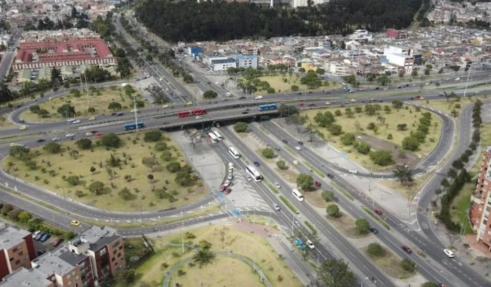 Kennedy: sellan planta que procesaba residuos cárnicos tras denuncias por fuertes olores Una fábrica dedicada al procesamiento de sebo, huesos y residuos cárnicos, ubicada en el barrio Class Roma, en Kennedy, fue sellada tras múltiples denuncias de la comunidad por los constantes malos olores y problemas de insalubridad que afectaban a todo el sector.