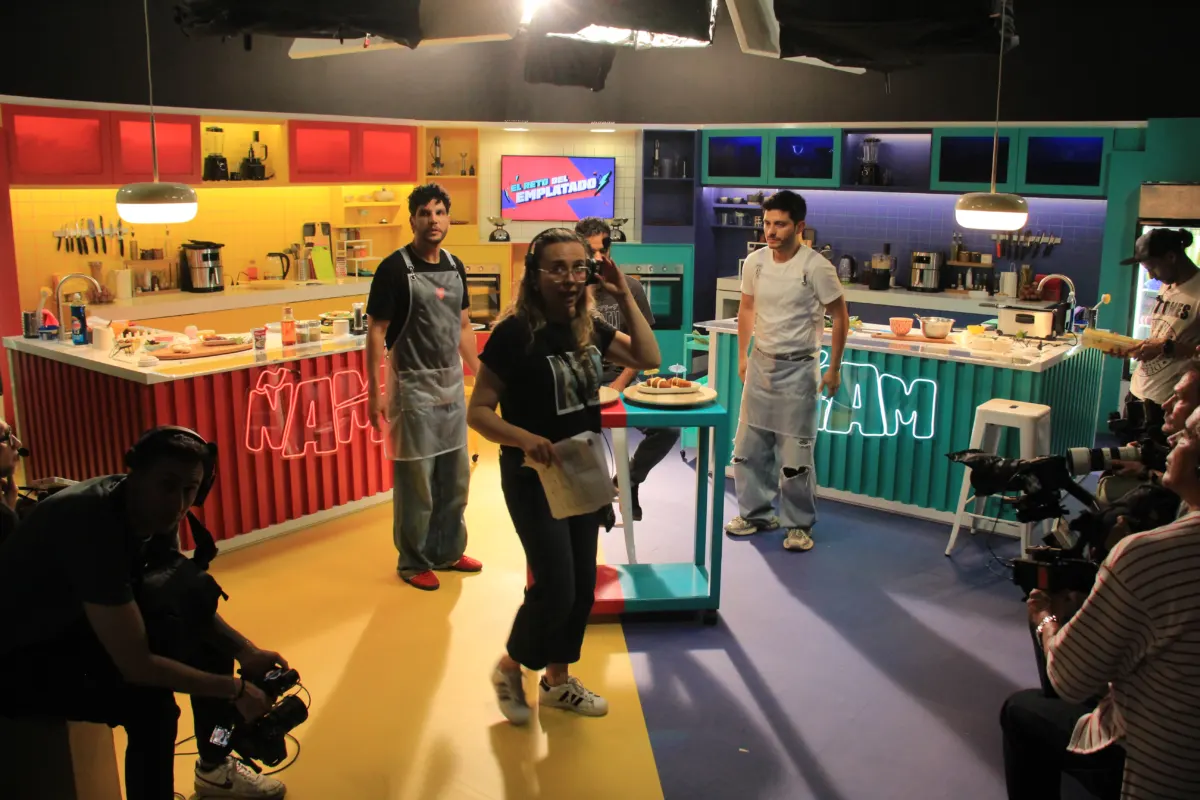 Entrevista con Los del Ñam: estrenan programa de TV donde se pondrán a prueba en la cocina 1 Entrevista con Los del Ñam: estrenan programa de TV donde se pondrán a prueba en la cocina La dupla viral de cocina se enfrenta: 'Ñam vs. Ñam' llega este sábado a la TV internacional. Q'HUBO entrevistó a Los del Ñam, quienes llevarán su carisma y recetas de las redes a la pantalla.