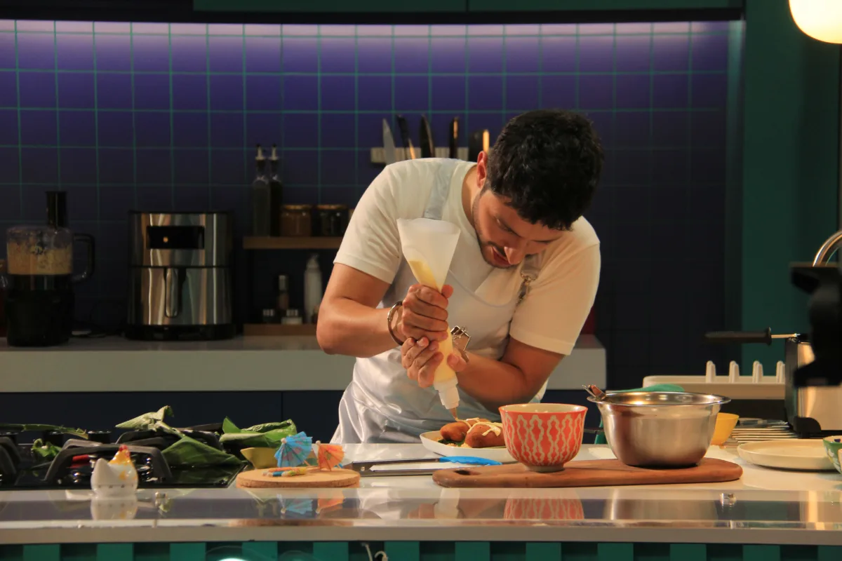 Entrevista con Los del Ñam: estrenan programa de TV donde se pondrán a prueba en la cocina 3 Entrevista con Los del Ñam: estrenan programa de TV donde se pondrán a prueba en la cocina La dupla viral de cocina se enfrenta: 'Ñam vs. Ñam' llega este sábado a la TV internacional. Q'HUBO entrevistó a Los del Ñam, quienes llevarán su carisma y recetas de las redes a la pantalla.