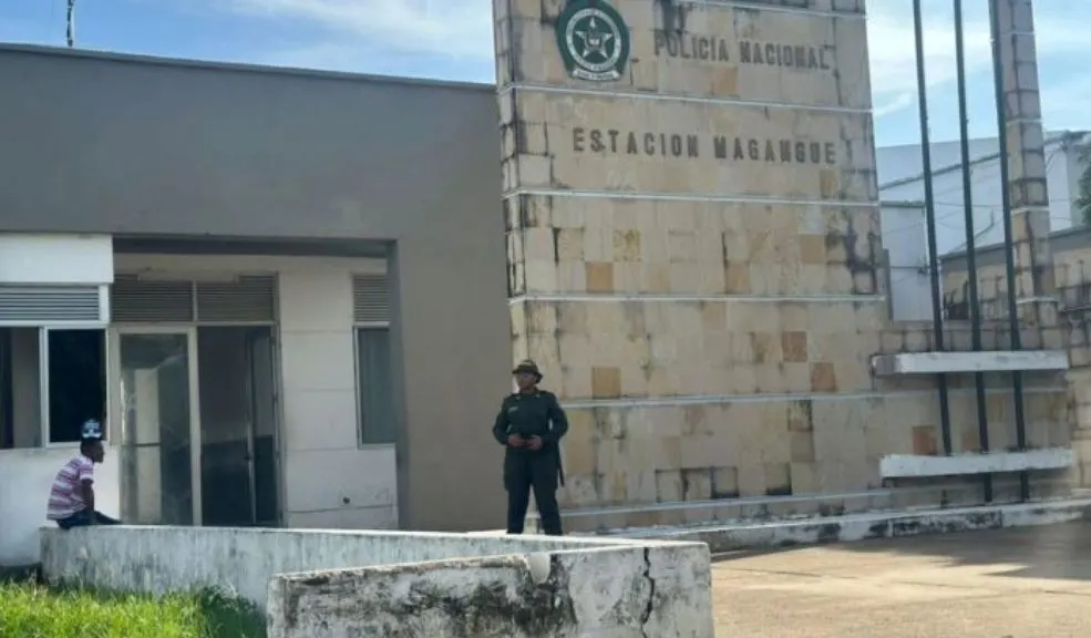 Le dio una golpiza a su mamá, abuela y hermano por no darle plata La Policía Nacional detuvo a un hombre acusado de darle una golpiza a su madre, su abuela y su hermano menor. El motivo de la agresión fue la negativa de sus familiares a entregarle dinero, presuntamente destinado a la compra de estupefacientes.