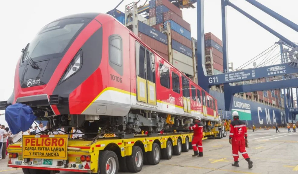 Llegó el tercer tren de la Primera Línea del Metro de Bogotá El tercer tren de la Primera Línea del Metro de Bogotá llegó a la capital colombiana en la madrugada del sábado e hizo su ingreso al patio taller de Bosa, en el suroccidente de la ciudad.