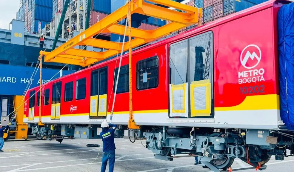 Llegó el tercer tren de la Primera Línea del Metro de Bogotá El tercer tren de la Primera Línea del Metro de Bogotá llegó a la capital colombiana en la madrugada del sábado e hizo su ingreso al patio taller de Bosa, en el suroccidente de la ciudad.