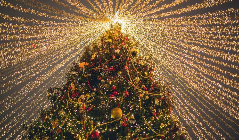 Los centros comerciales le dan la bienvenida a la Navidad 1 Los centros comerciales le dan la bienvenida a la Navidad Tres centros comerciales inauguran su Navidad con experiencias inmersivas para toda la familia, destacándose la Villa Navidad de Hayuelos, el globo aerostático de Avenida Chile y el alumbrado temático de Vívelo Mercurio en Soacha.