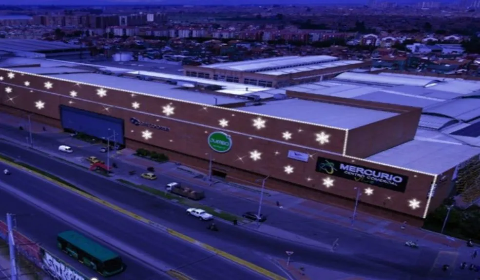 Los centros comerciales le dan la bienvenida a la Navidad 4 Los centros comerciales le dan la bienvenida a la Navidad Tres centros comerciales inauguran su Navidad con experiencias inmersivas para toda la familia, destacándose la Villa Navidad de Hayuelos, el globo aerostático de Avenida Chile y el alumbrado temático de Vívelo Mercurio en Soacha.