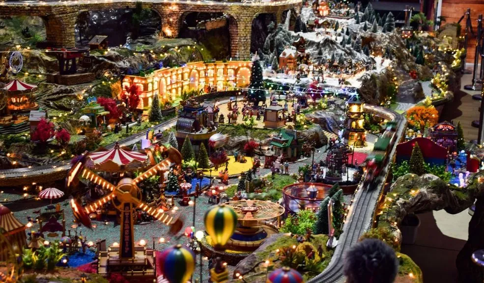 Los centros comerciales le dan la bienvenida a la Navidad 2 Los centros comerciales le dan la bienvenida a la Navidad Tres centros comerciales inauguran su Navidad con experiencias inmersivas para toda la familia, destacándose la Villa Navidad de Hayuelos, el globo aerostático de Avenida Chile y el alumbrado temático de Vívelo Mercurio en Soacha.