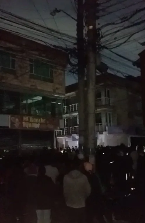 Mosquera: joven fue gravemente herido tras una riña en el barrio Villa Marcela 2 Mosquera: joven fue gravemente herido tras una riña en el barrio Villa Marcela Vecinos del barrio Villa Marcela, en Mosquera (Cundinamarca), fueron testigos de un grave hecho de violencia. Al parecer, en medio de una riña, un joven fue gravemente herido por otro sujeto con arma blanca. Testigos narraron lo sucedido.