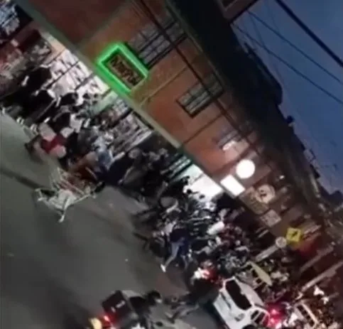 Mosquera: joven fue gravemente herido tras una riña en el barrio Villa Marcela 1 Mosquera: joven fue gravemente herido tras una riña en el barrio Villa Marcela Vecinos del barrio Villa Marcela, en Mosquera (Cundinamarca), fueron testigos de un grave hecho de violencia. Al parecer, en medio de una riña, un joven fue gravemente herido por otro sujeto con arma blanca. Testigos narraron lo sucedido.