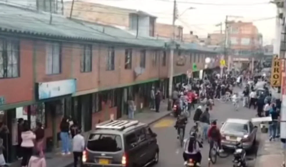 Mosquera: joven fue gravemente herido tras una riña en el barrio Villa Marcela Vecinos del barrio Villa Marcela, en Mosquera (Cundinamarca), fueron testigos de un grave hecho de violencia. Al parecer, en medio de una riña, un joven fue gravemente herido por otro sujeto con arma blanca. Testigos narraron lo sucedido.