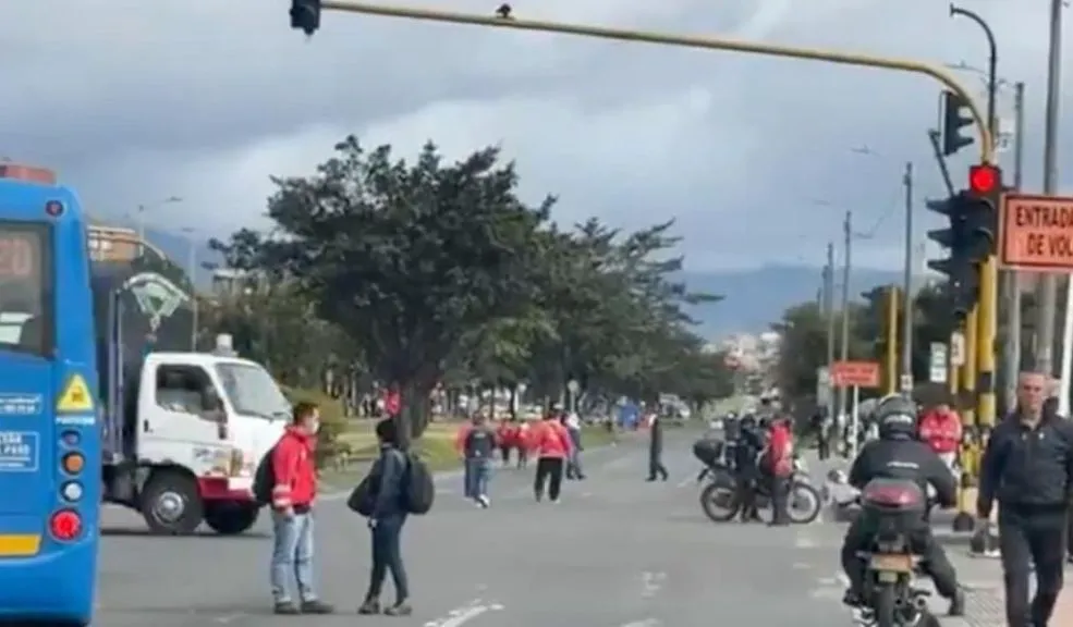 Manifestaciones de la Distrital afectan la movilidad en la Av. Villavicencio A esta hora se presenta una fuerte congestión en la Av. Villavicencio con la Av. Gaitán Cortés por manifestaciones de la sede Tecnológica de la Universidad Distrital Francisco José de Caldas.
