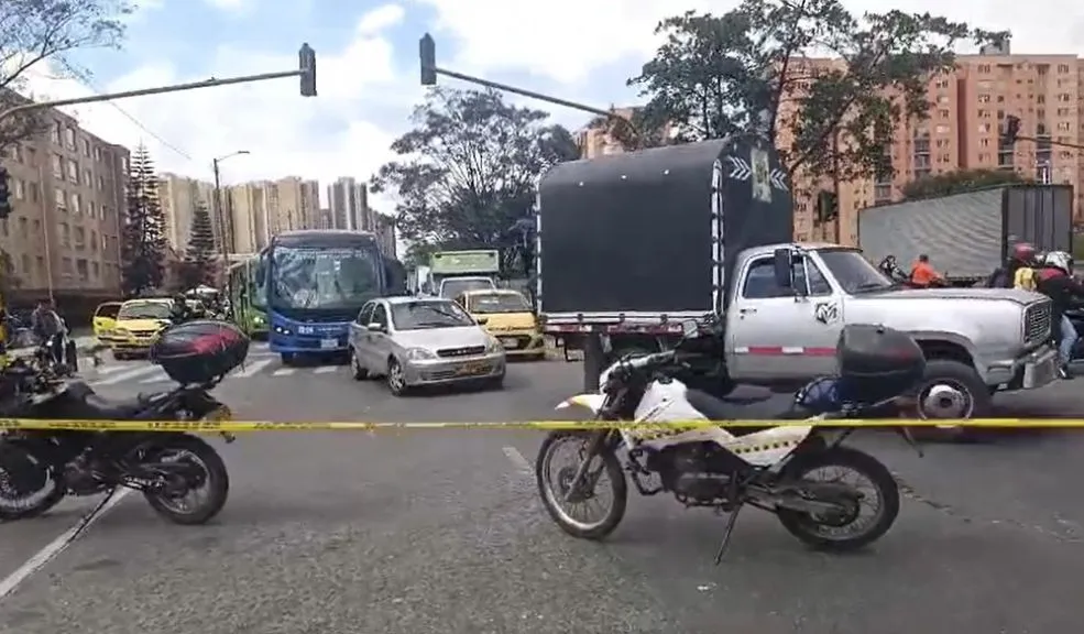 Manifestaciones de la Distrital afectan la movilidad en la Av. Villavicencio A esta hora se presenta una fuerte congestión en la Av. Villavicencio con la Av. Gaitán Cortés por manifestaciones de la sede Tecnológica de la Universidad Distrital Francisco José de Caldas.