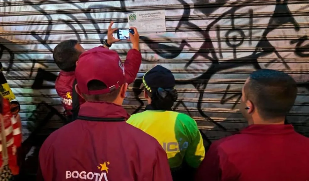 En Chapinero: suspenden dos bares por venta de licor a menores En Chapinero fueron suspendidos dos bares tras sorprender a menores consumiendo licor durante operativos nocturnos. Las autoridades activaron protocolos de protección.