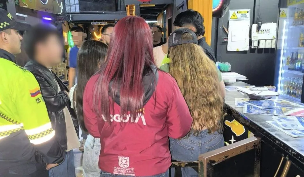 En Chapinero: suspenden dos bares por venta de licor a menores 3 En Chapinero: suspenden dos bares por venta de licor a menores En Chapinero fueron suspendidos dos bares tras sorprender a menores consumiendo licor durante operativos nocturnos. Las autoridades activaron protocolos de protección.