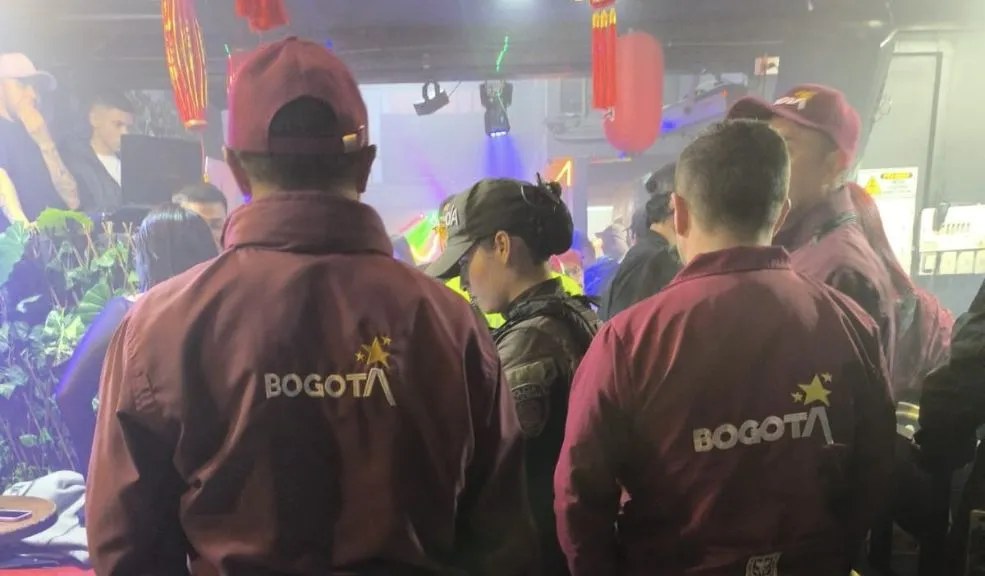 En Chapinero: suspenden dos bares por venta de licor a menores 1 En Chapinero: suspenden dos bares por venta de licor a menores En Chapinero fueron suspendidos dos bares tras sorprender a menores consumiendo licor durante operativos nocturnos. Las autoridades activaron protocolos de protección.