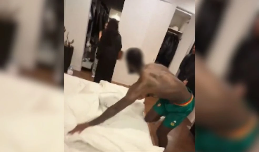 Pillan a futbolista de selección siendo infiel. Lo boletearon en video 2 Pillan a futbolista de selección siendo infiel. Lo boletearon en video El futbolista estrella de Camerún y figura del Dinamo de Moscú, Moumi Ngamaleu, fue dejado en evidencia luego que su pareja, la influencer rusa Nikki Seey, lo expusiera con video en mano por presunta infidelidad.