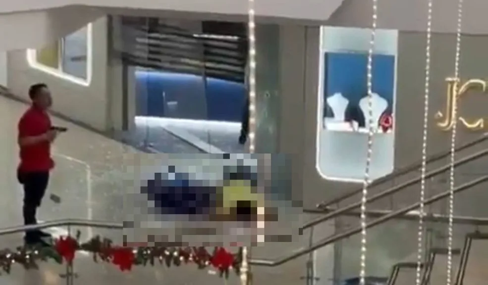 Policía se enfrentó a tiros contra ladrones en un centro comercial de Bucaramanga 1 Policía se enfrentó a tiros contra ladrones en un centro comercial de Bucaramanga Una balacera desató el pánico en el Centro Comercial Cuarta Etapa de Bucaramanga este sábado, tras un intento de hurto a una joyería por parte de un grupo de delincuentes.