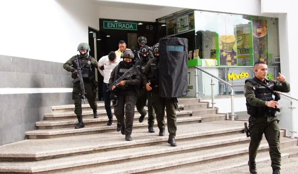 Policía se enfrentó a tiros contra ladrones en un centro comercial de Bucaramanga Una balacera desató el pánico en el Centro Comercial Cuarta Etapa de Bucaramanga este sábado, tras un intento de hurto a una joyería por parte de un grupo de delincuentes.
