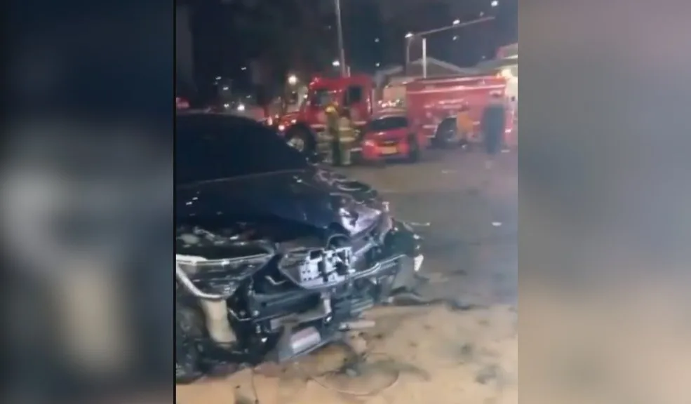 Puente Aranda: vuelve y juega, se presentó un accidente múltiple a manos de conductor ebrio 1 Puente Aranda: vuelve y juega, se presentó un accidente múltiple a manos de conductor ebrio En la madrugada de este sábado se presentó un impactante accidente múltiple en Puente Aranda entre dos vehículos particulares, un taxi y una motocicleta; en este desafortunado hecho perdió la vida uno de los involucrados. Según reportes preliminares, presuntamente, uno de los conductores estaría manejando bajo los efectos del alcohol.