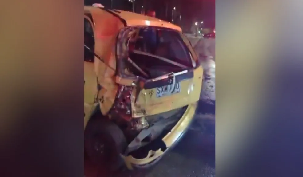 Puente Aranda: vuelve y juega, se presentó un accidente múltiple a manos de conductor ebrio 2 Puente Aranda: vuelve y juega, se presentó un accidente múltiple a manos de conductor ebrio En la madrugada de este sábado se presentó un impactante accidente múltiple en Puente Aranda entre dos vehículos particulares, un taxi y una motocicleta; en este desafortunado hecho perdió la vida uno de los involucrados. Según reportes preliminares, presuntamente, uno de los conductores estaría manejando bajo los efectos del alcohol.