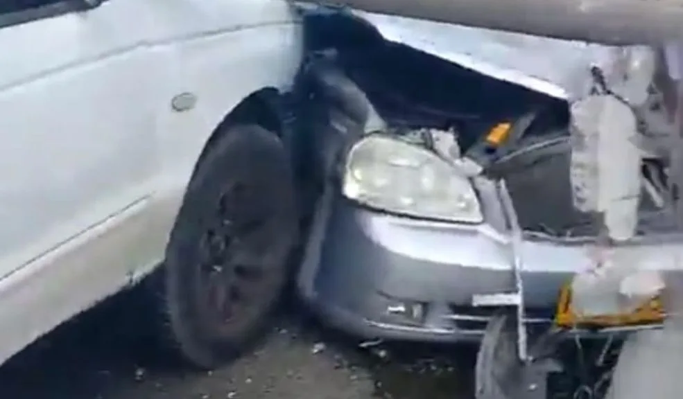 Accidente: volqueta se quedó sin frenos y se llevó carros por delante