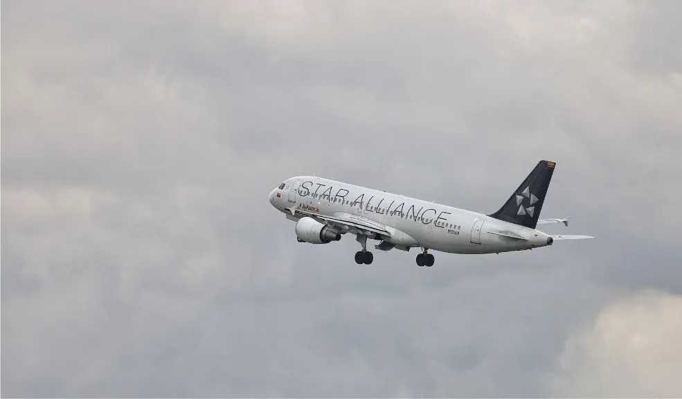 Colombia suspende varios vuelos tras la alerta de EE. UU. Esto se sabe La Administración Federal de Aviación de EE. UU. (FAA) citó un aumento de la actividad militar e interferencias en la navegación, lo que llevó a Avianca y LATAM a suspender operaciones. La Aeronáutica Civil de Colombia ya solicitó planes de contingencia a las aerolíneas nacionales en sus vuelos.