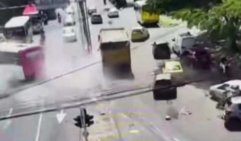 Vídeo del momento exacto en el que una volqueta se queda sin frenos 1 Video del momento exacto en el que una volqueta se queda sin frenos