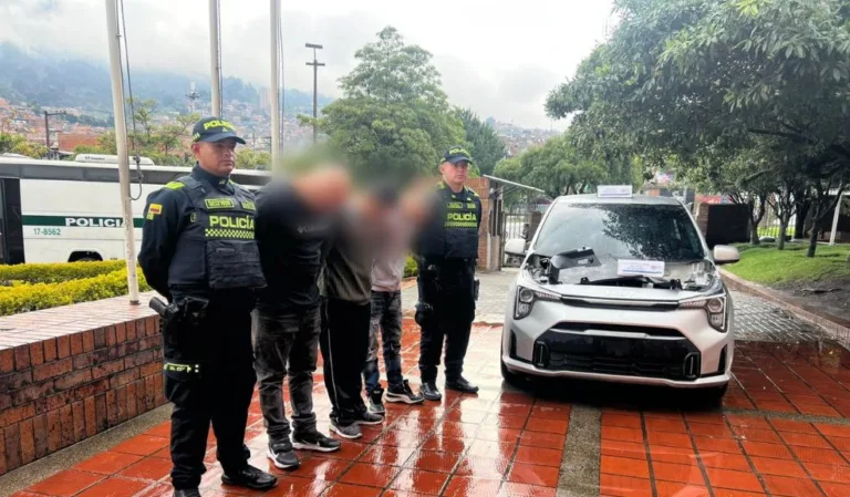 En San Cristóbal: sorprendieron a tres hombres desguazando un carro