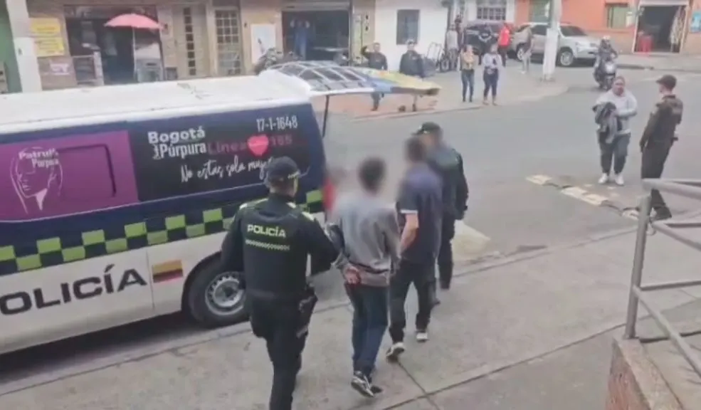 Rafael Uribe: capturan a sujetos que robaron cigarrillos avaluados en 8 millones En la localidad de Rafael Uribe, las autoridades capturaron en flagrancia a dos hombres que, presuntamente, habrían robado momentos antes 890 cajetillas de cigarrillos avaluadas en 8 millones de pesos.