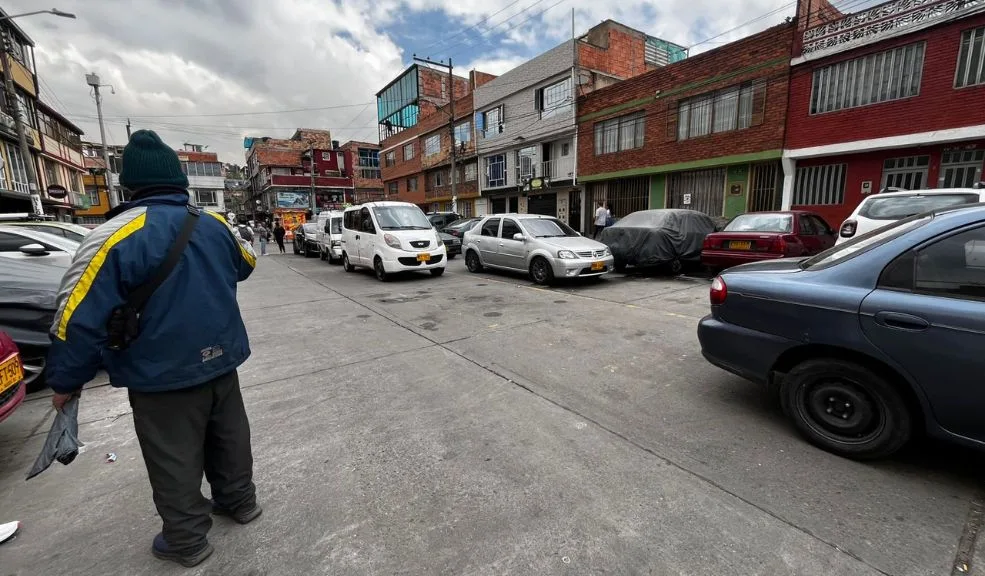 Rafael Uribe: en medio de una riña Andrés perdió la vida 1 Rafael Uribe: en medio de una riña Andrés perdió la vida Un enfrentamiento entre tres jóvenes en el barrio Bochica Sur, en Rafael Uribe, terminó en tragedia. En medio de la riña, Andrés Gustavo Camelo Orostegui fue herido con arma blanca y, aunque alcanzó a ser trasladado al Hospital de La Victoria, murió poco después. La Policía capturó al presunto agresor.