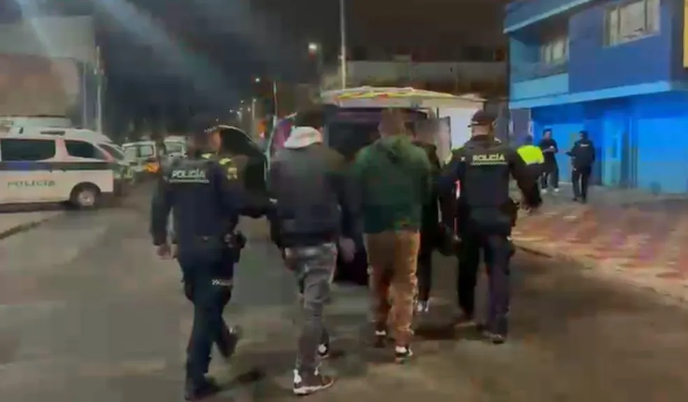 Rafael Uribe: frustran robo de un carro en el barrio Gustavo Restrepo 1 Rafael Uribe: frustran robo de un carro en el barrio Gustavo Restrepo Operativo exitoso en el barrio Gustavo Restrepo: La Policía de la localidad de Rafael Uribe frustró el hurto de un vehículo y logró la captura inmediata de los responsables.
