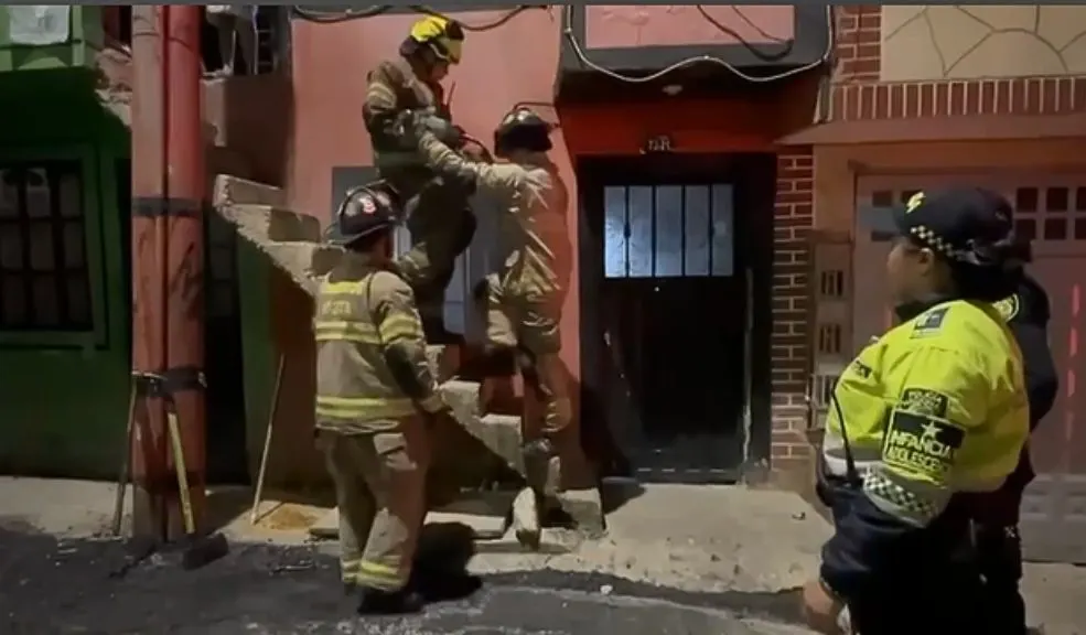 En Ciudad Bolívar: rescatan a dos menores en presunto abandono 1 En Ciudad Bolívar: rescatan a dos menores en presunto abandono Un operativo en el barrio Villa de los Alpes, Ciudad Bolívar, permitió el rescate de dos menores de 3 y 6 años que se encontraban encerrados bajo llave y pasador, en presunto estado de abandono.