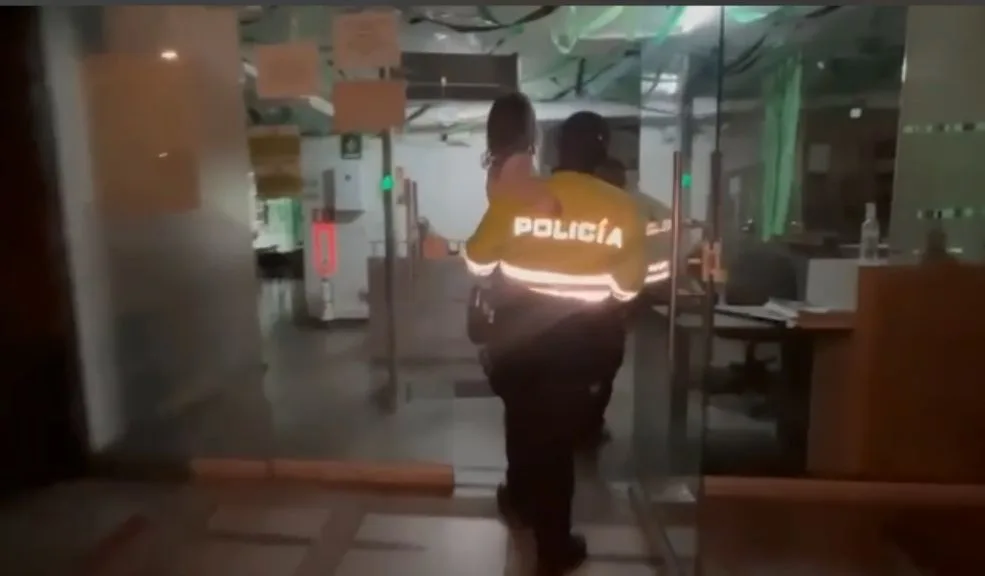 En Ciudad Bolívar: rescatan a dos menores en presunto abandono 3 En Ciudad Bolívar: rescatan a dos menores en presunto abandono Un operativo en el barrio Villa de los Alpes, Ciudad Bolívar, permitió el rescate de dos menores de 3 y 6 años que se encontraban encerrados bajo llave y pasador, en presunto estado de abandono.