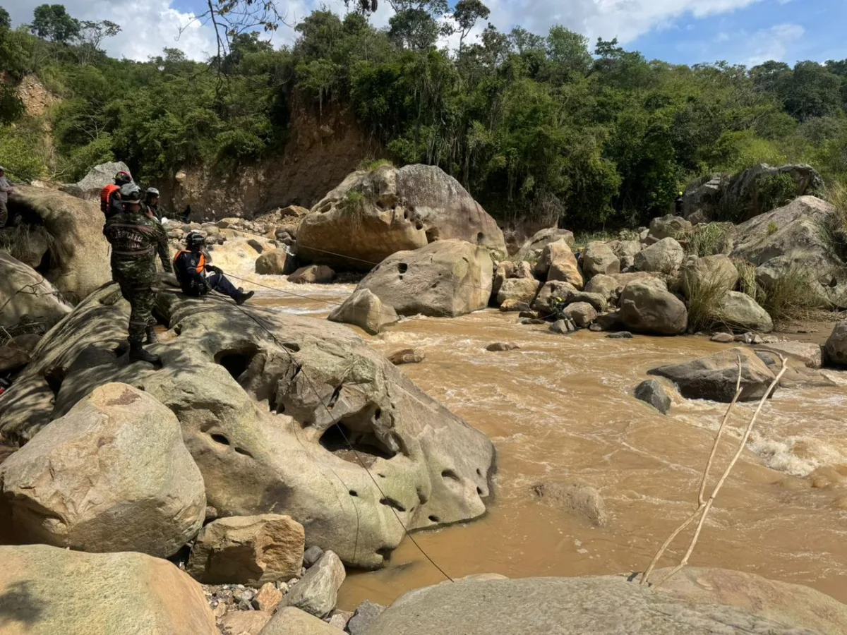 Encuentran sin vida a la menor desaparecida tras la creciente súbita en Silvania 1 Encuentran sin vida a la menor desaparecida tras la creciente súbita en Silvania La Gobernación de Cundinamarca, junto al Cuerpo Oficial de Bomberos del departamento, confirmaron el hallazgo del cuerpo sin vida de la menor que había sido arrastrada por la creciente de un afluente en Silvania. A continuación, el reporte oficial.