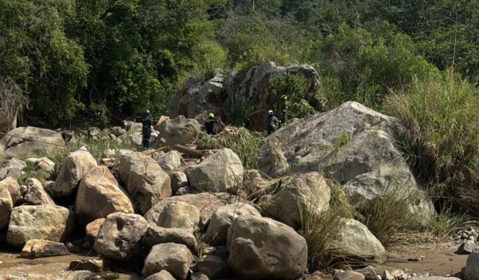 Encuentran sin vida a la menor desaparecida tras la creciente súbita en Silvania La Gobernación de Cundinamarca, junto al Cuerpo Oficial de Bomberos del departamento, confirmaron el hallazgo del cuerpo sin vida de la menor que había sido arrastrada por la creciente de un afluente en Silvania. A continuación, el reporte oficial.