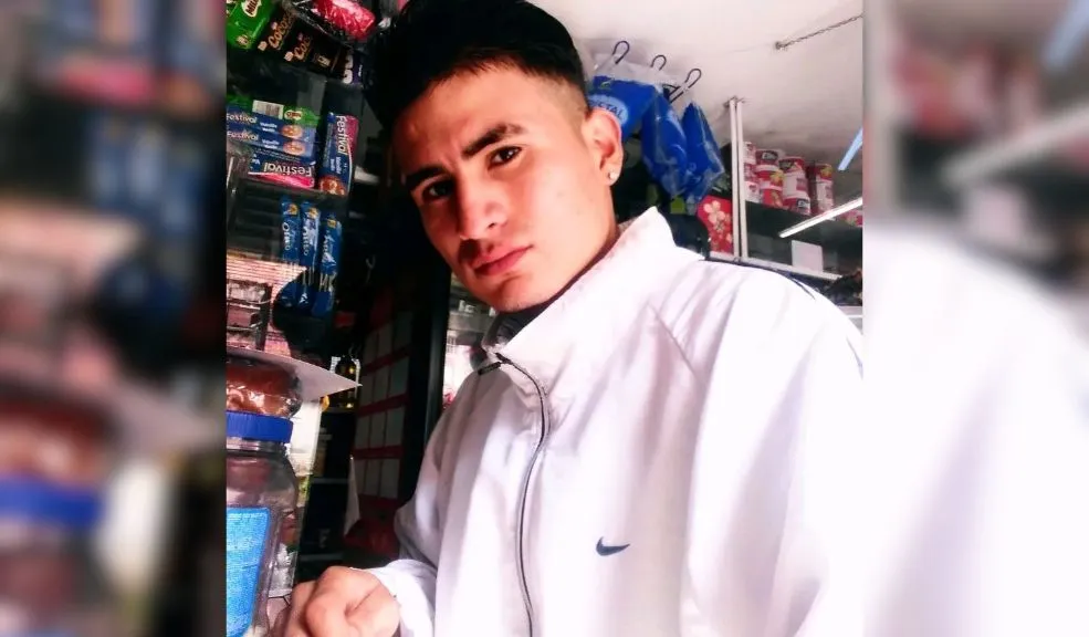 San Cristóbal: buscan justicia por el crimen de Andrés dentro de su barbería 1 San Cristóbal: buscan justicia por el crimen de Andrés dentro de su barbería En el barrio San Blas, en San Cristóbal, la familia de Darly Andrés Ciro Daza, un joven barbero asesinado dentro de su negocio el pasado 22 de octubre, sigue clamando justicia un mes después del crimen. Aseguran no tener avances en la investigación y denuncian versiones contradictorias por parte de las autoridades, así como amenazas por pedir que el caso avance.
